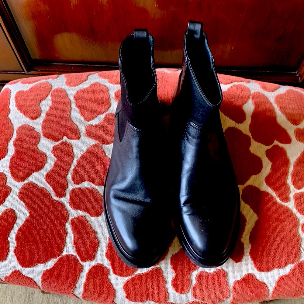 Vince smooth black leather Chelsea’s booot